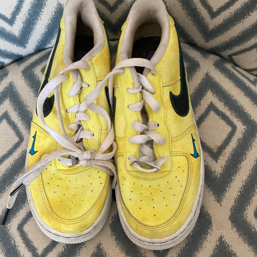 Nike Kids Yellow and Blue Sneakers 6 🌸